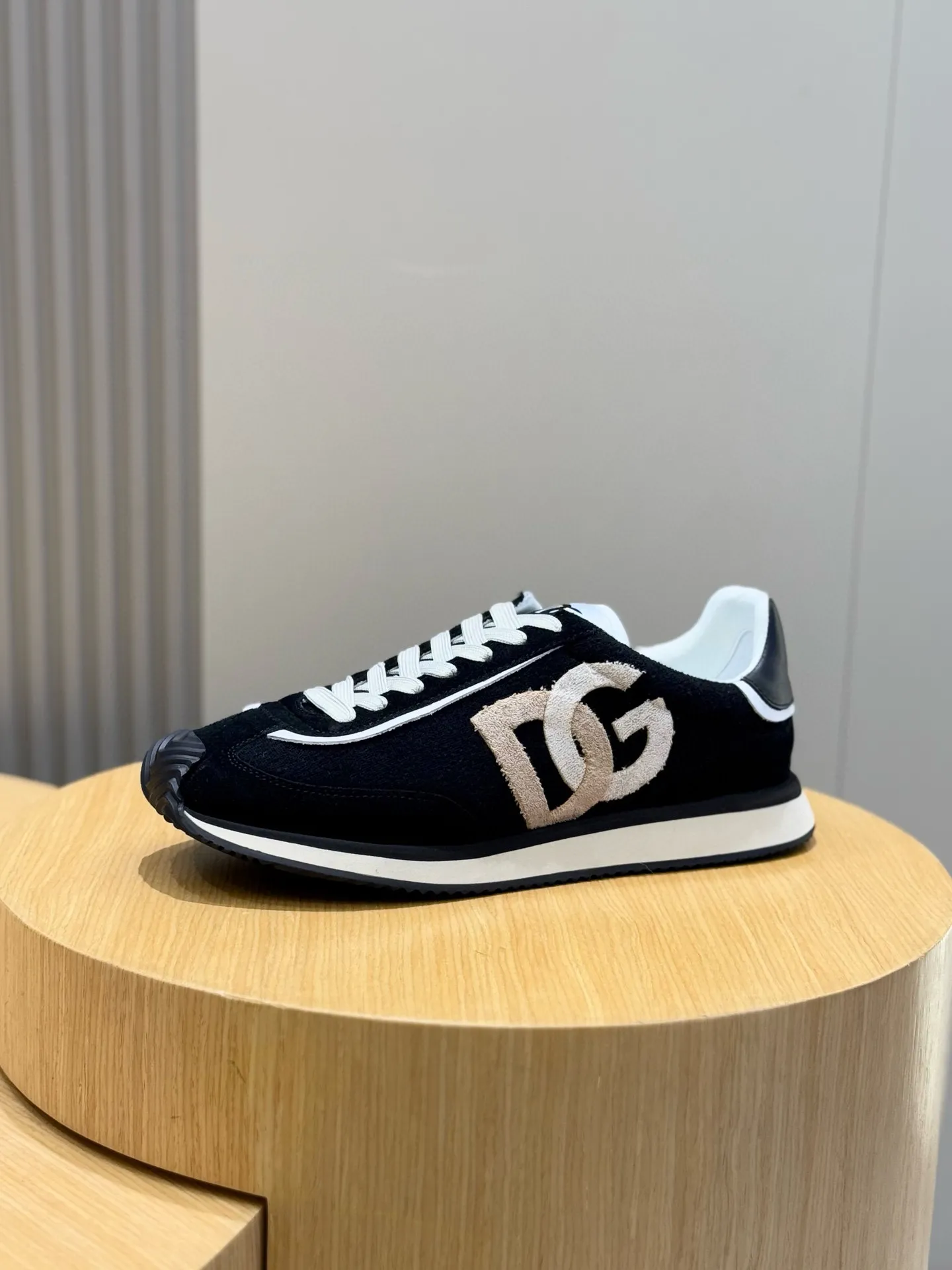 Factory price: 438💰DG Cushion high-end men's sports and casual shoes made of spliced materials. The new Cushion sports shoes are made of two-color suede upper｜Contrasting mesh printing on the side and DG cross logo are the finishing touch｜The lightweight and grippy rubber outsole adopts an innovative design to provide excellent performance｜The jacquard label adds timeless style｜Original imported cowhide, multiple material splicing design, imported cowhide lining Cowhide feet, original TPR elastic outsole Size: 39-44 (customized at 38.45)